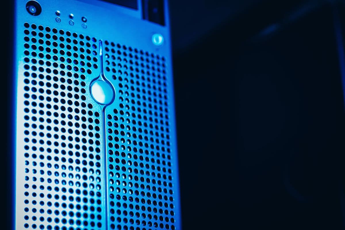 青い光に照らされたサーバーのクローズアップ